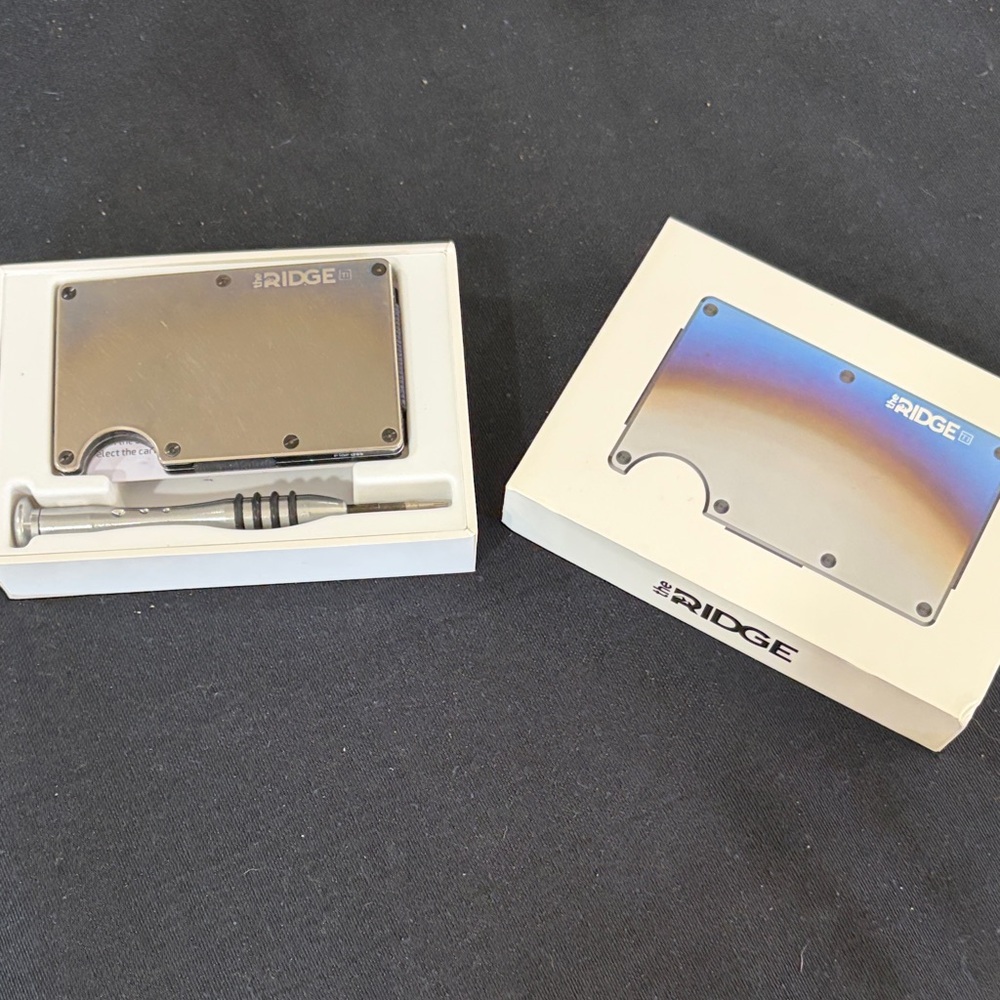 The Ridge Gradient Card Holder - Picture 2 of 4